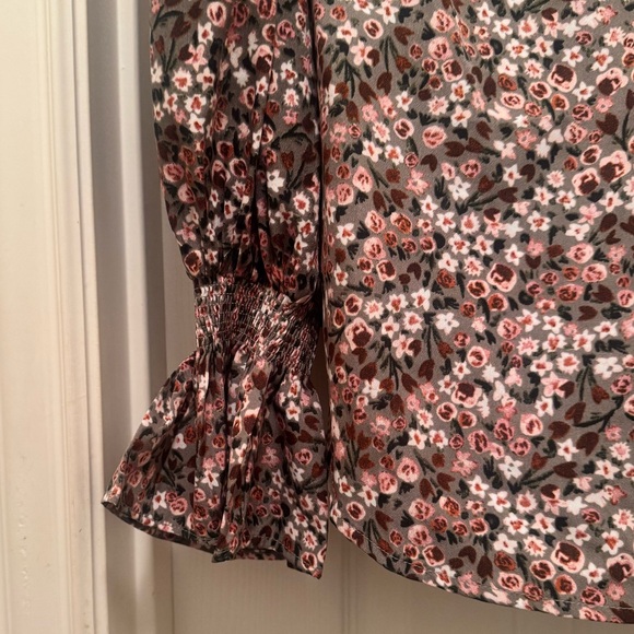 NWT Entro Pink and Gray Floral Blouse Size Medium - Picture 2 of 7